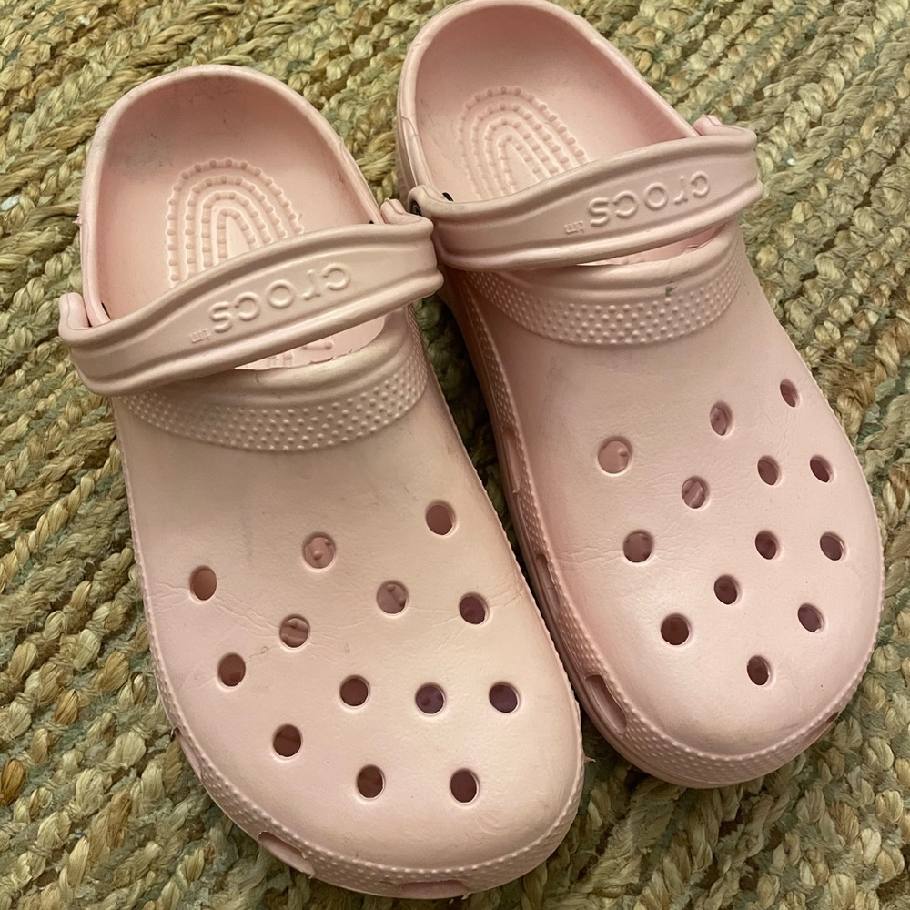 PINK CROCS